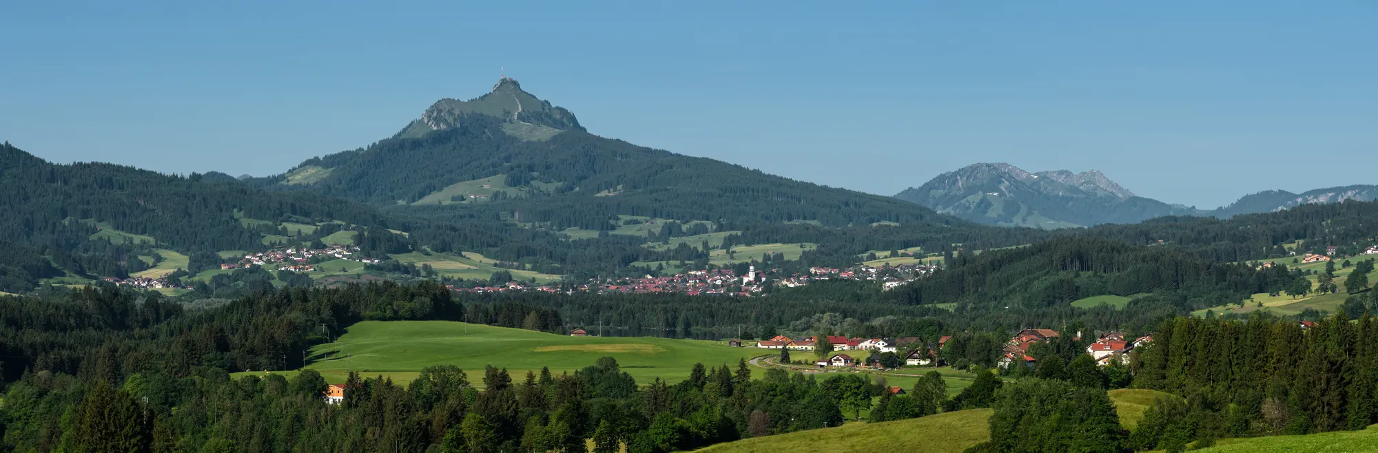 Blick auf den Grünten davor liegt Ort
